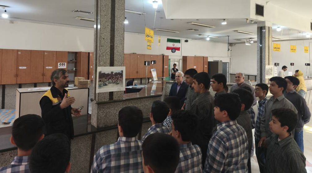 بازدید دانش آموزان دانش اندیشان از اداره پست