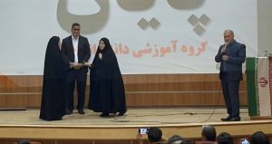 اهدای حکم مدیر روابط عمومی گروه آموزشی دانش اندیشان