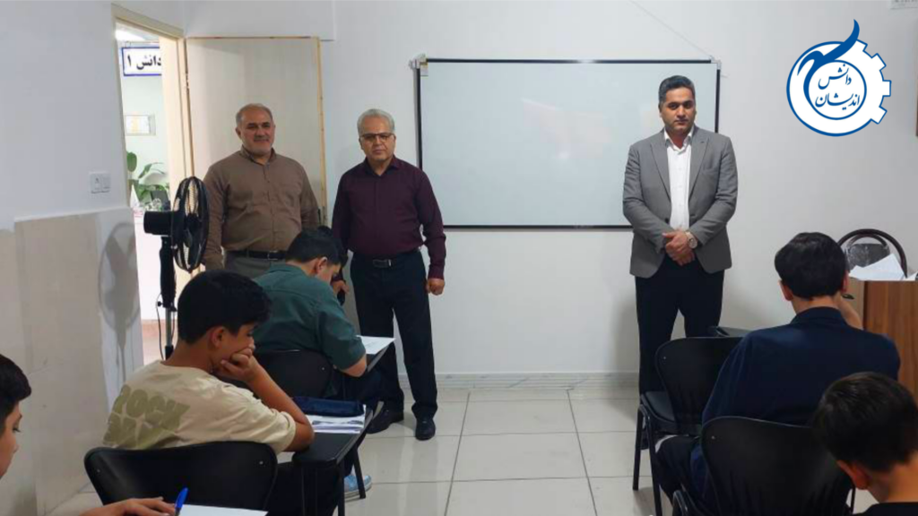 بازدید مدیرعامل گروه آموزشی دانش‌اندیشان از روند آزمون تعیین سطح علمی دانش‌آموزان